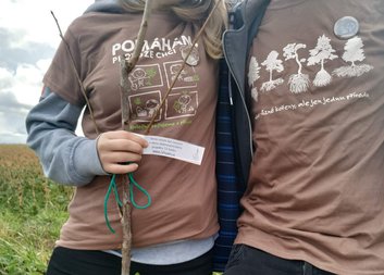 STREETWORK sázel stromky, na BARÁKU diskutovali