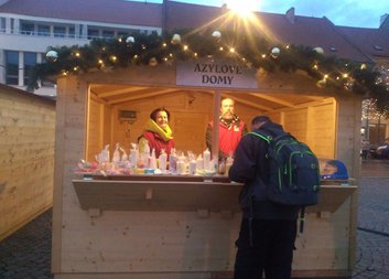 Azylové domy nabídly na adventních trzích teplou polévku