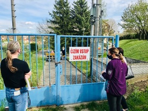 Pozdravení zpoza plotu