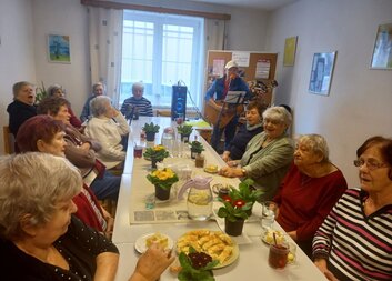 MDŽ i s muzikou. Seniorky si oslavy užily